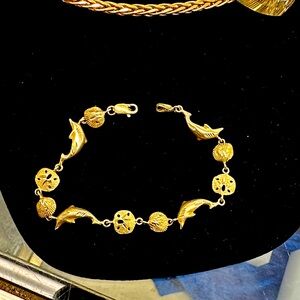 464816 14k Gold Dolphin and Shell Bracelet 7” long